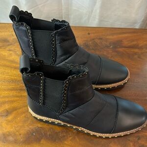 NEW!! Free People

Atlas Puffer Chelsea Boot
Women's Size 39.5